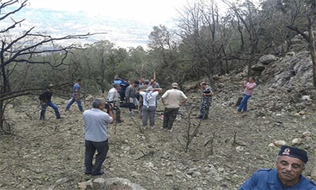 vecinos y periodistas en el lugar donde cayó el drone